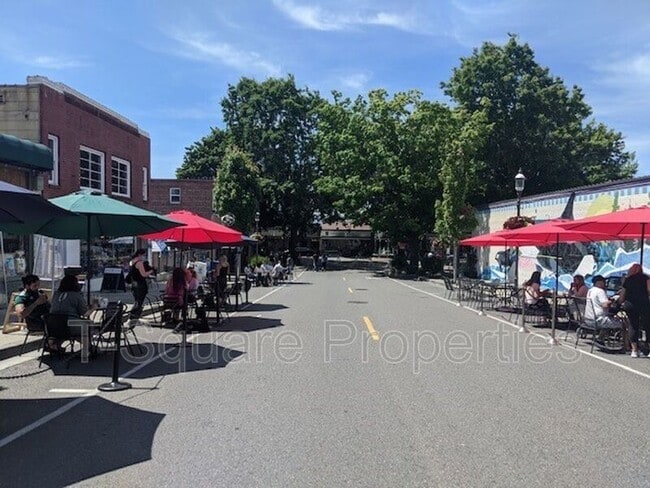 Building Photo - 223 Dayton St