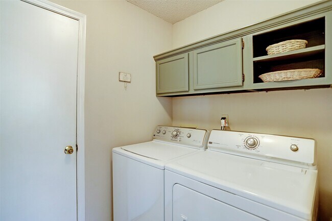 Building Photo - 12 Fairmeade Bend Dr