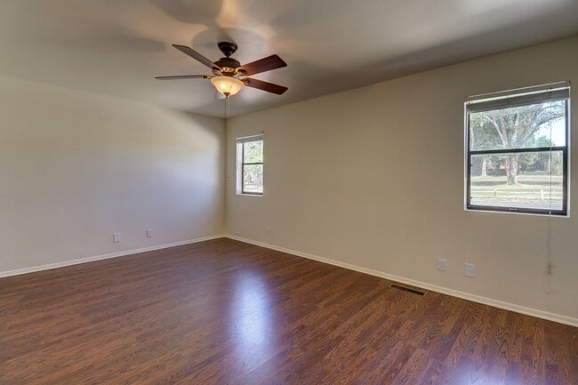 Building Photo - Home in Antelope Hills!