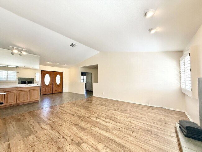 Building Photo - AVAILABLE NOW!! GORGEOUS 2 BEDROOM 2 BATHROOM Home in Palm Desert!