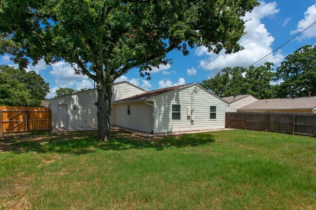 Building Photo - 3/2 Move-In Ready with Washer, Dryer, Refrigerator & Lawn Care Included!