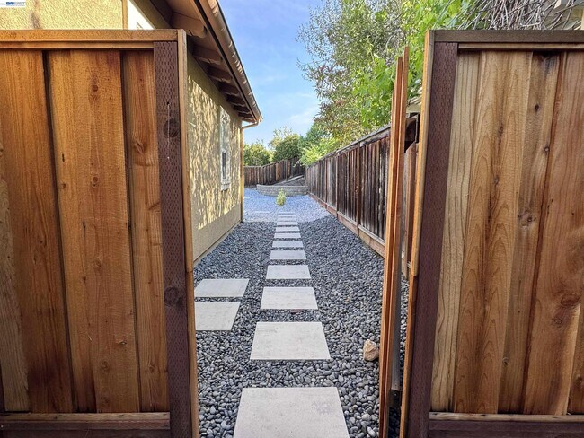 Building Photo - 7875 Kennard Ln