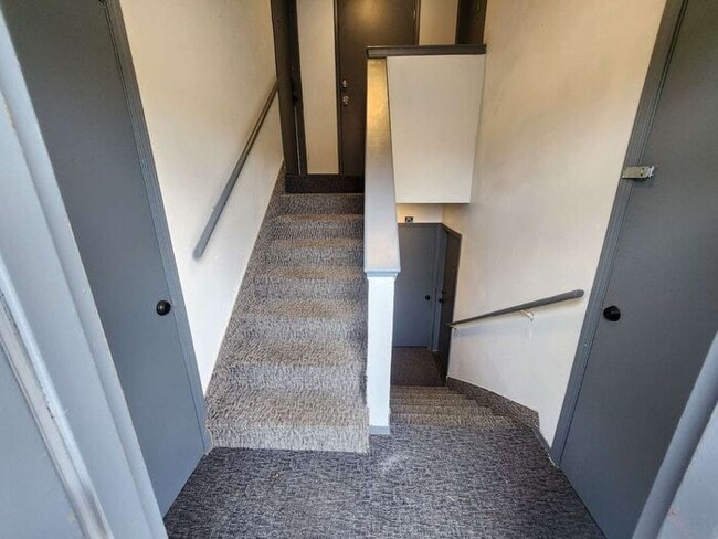 Building Photo - 2-Bedroom Apartment -Great Location! Limit...