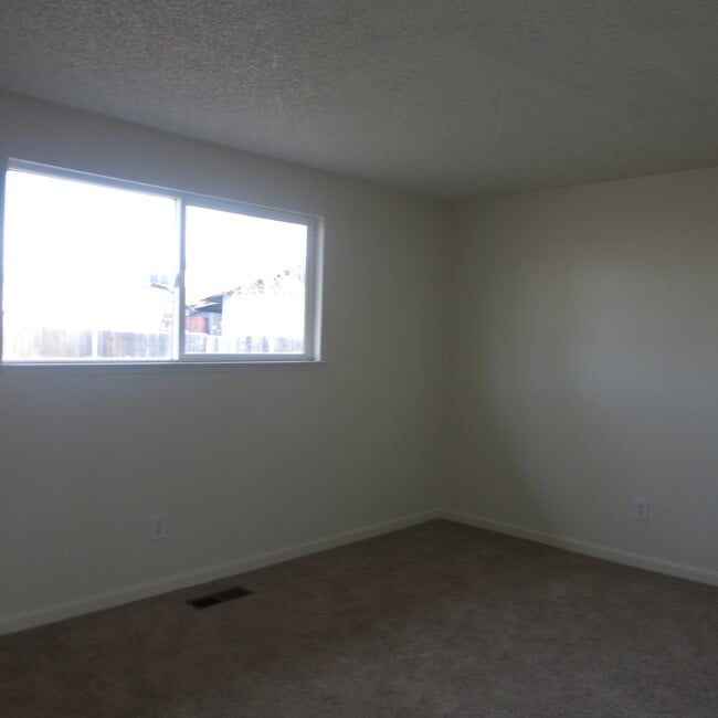 Building Photo - Cozy 4 bedroom House