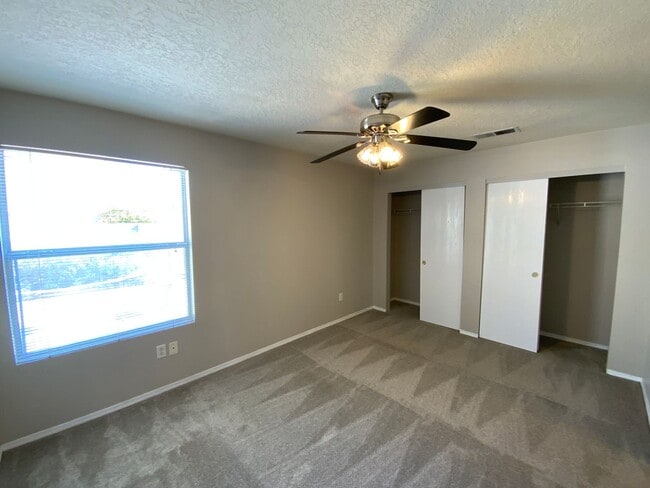 Building Photo - 3 Bedroom Single Story Home Available in V...