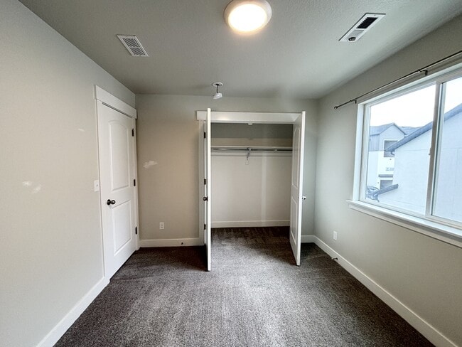 Building Photo - 3742 Canyon Falls Dr