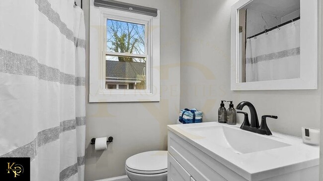 Building Photo - 605 Apple St