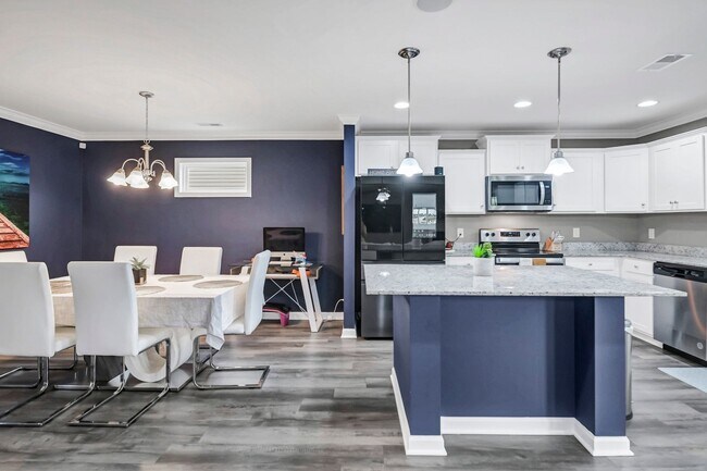 Building Photo - Spacious 5-Bedroom, 3-Bath Home with Modern Features in Elgin!