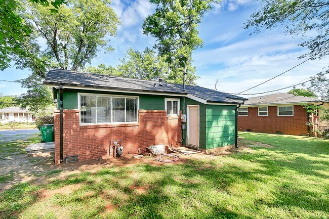 Building Photo - 2244 English Dr