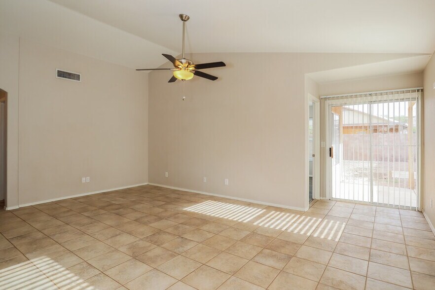 Building Photo - 2214 E Aire Libre Ave
