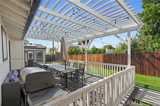 Building Photo - 18433 Tarzana Dr