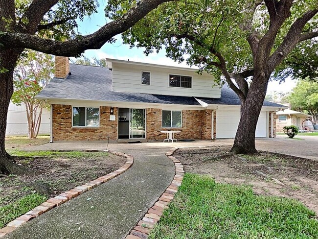 Building Photo - 2202 Briarwood Blvd
