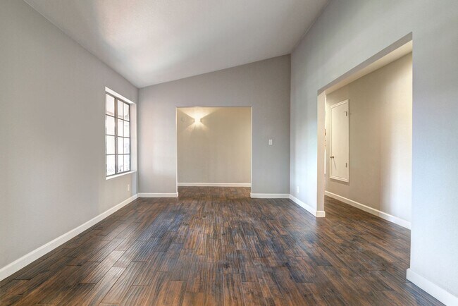 Building Photo - HUGE House In Tempe Close to ASU