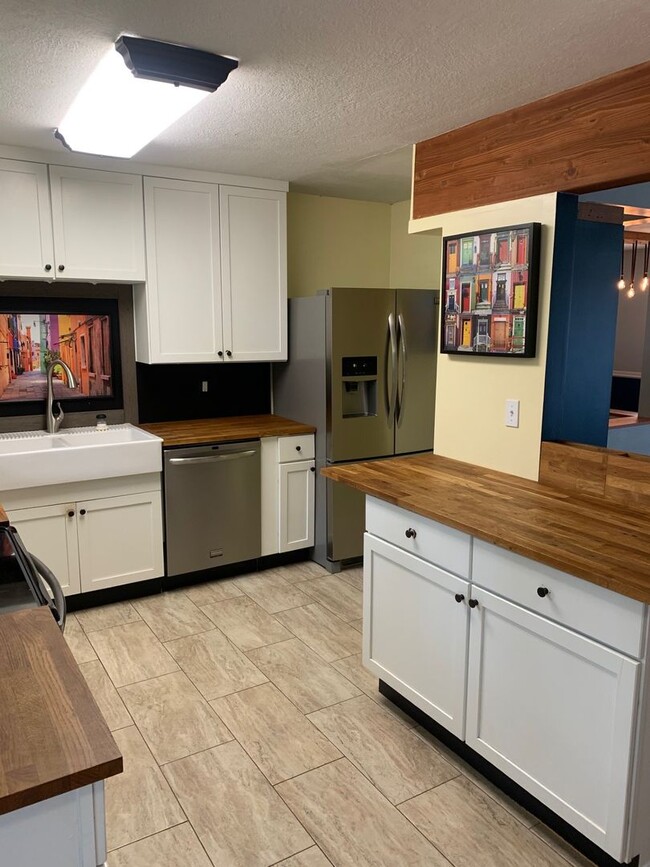 Building Photo - 4 Bedrooms, 2 Bathrooms, Daylight Ranch wi...