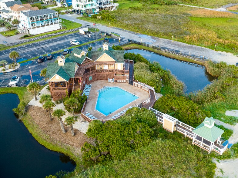 Building Photo - 3350 Club Villas Dr
