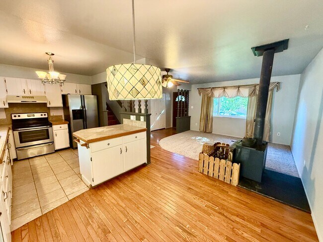 Building Photo - 2136 Springfield Ct