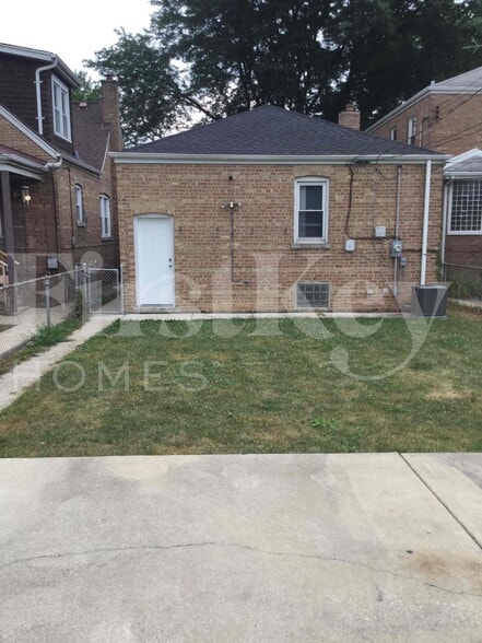 Building Photo - 8044 S Maplewood Ave
