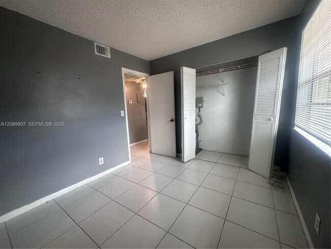 Building Photo - 821 Twin Lakes Dr