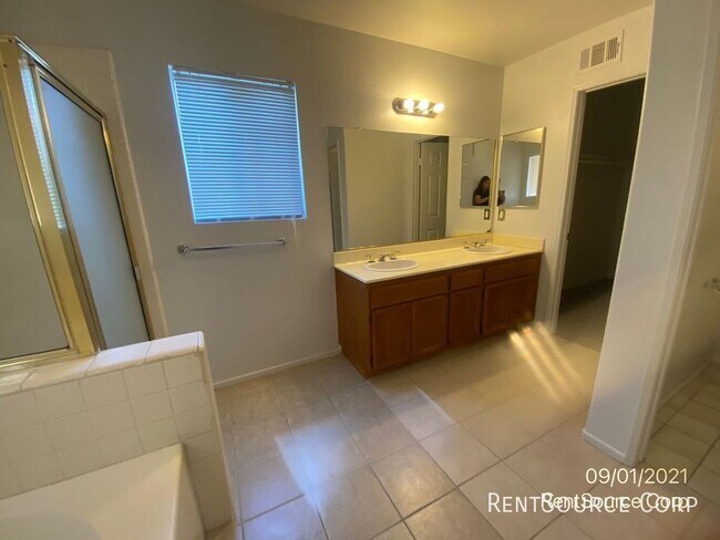 Building Photo - 4 Bedroom ~ 2 Bath Home for Rent in Palmdale