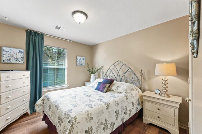 Building Photo - 195 S Walden Elms Cir