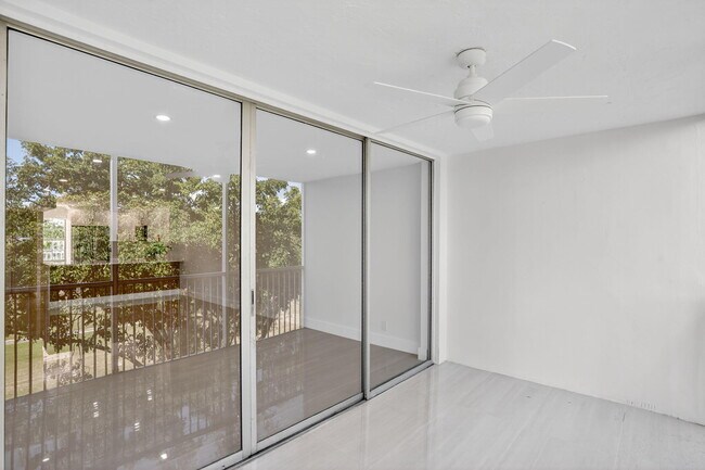 Building Photo - 2651 S Palm Aire Dr