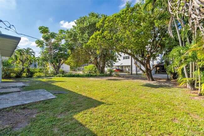 Building Photo - 648 South Dr