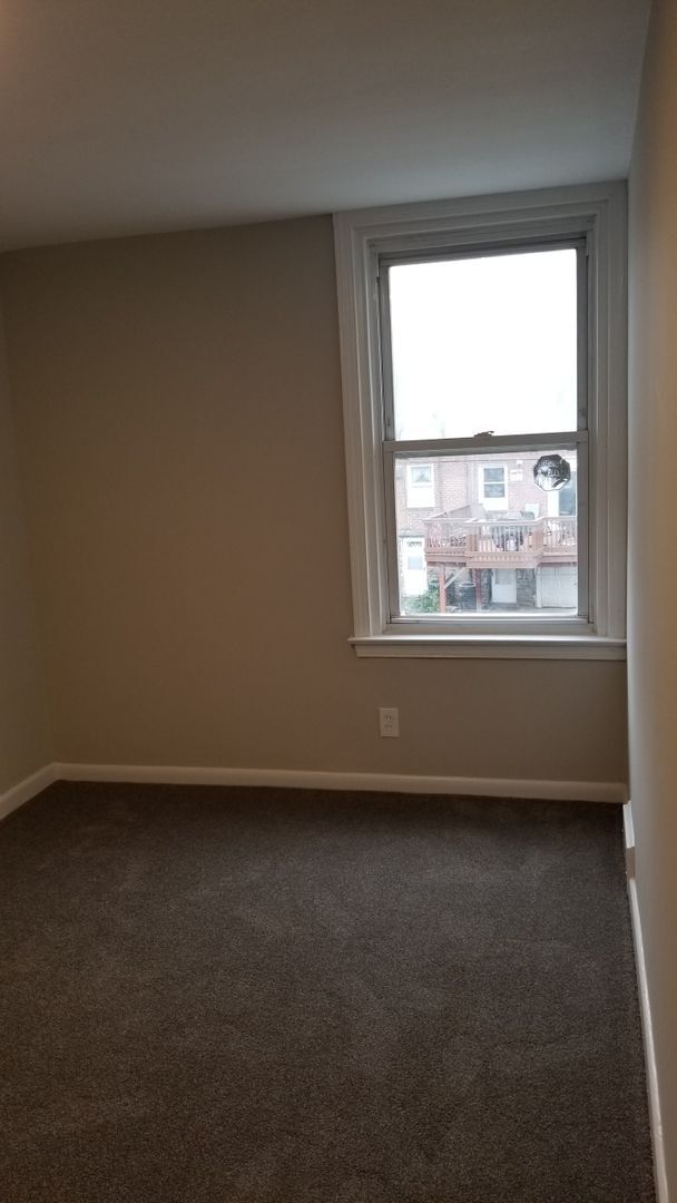 Building Photo - Updated Row - Holmesburg