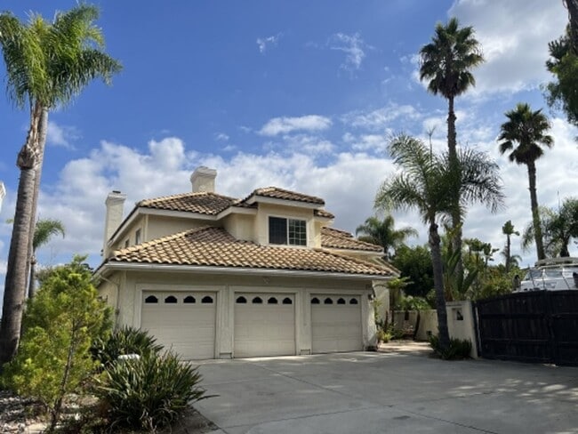 Primary Photo - Stunning 4 bedroom Home with a Pool locate...