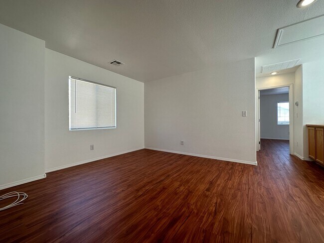 Building Photo - Single Family Home 3 Beds, 2.5 bath, 1 car garage