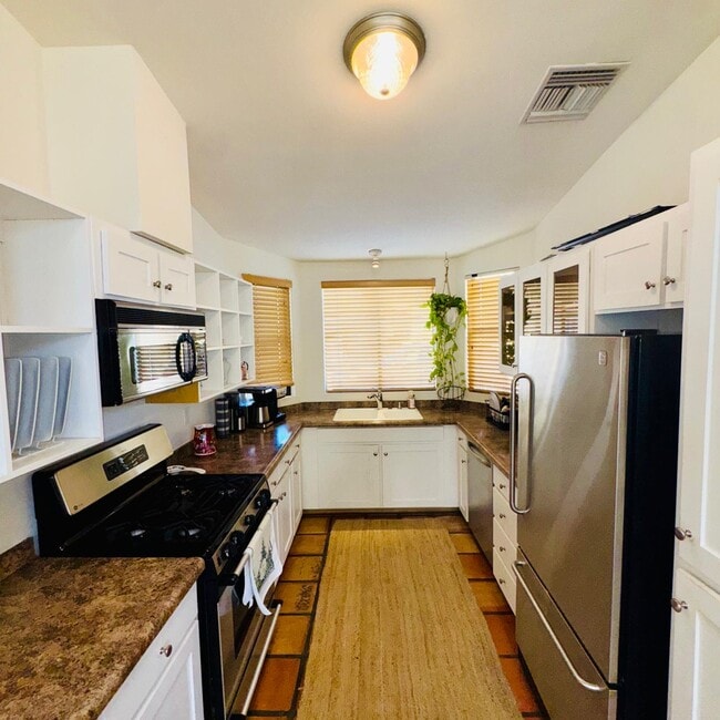 Building Photo - 325 W Santa Barbara