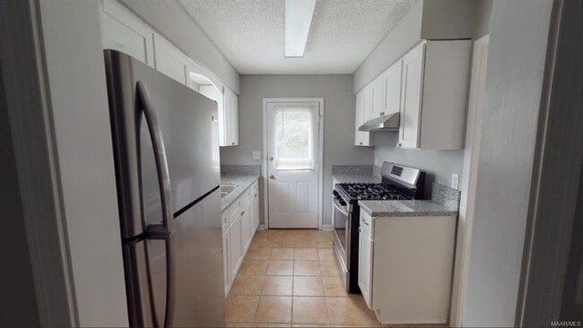 Building Photo - 749 St Martins Dr