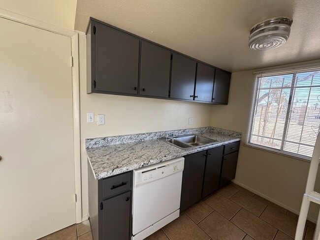 Building Photo - Maryvale 2br Townhome