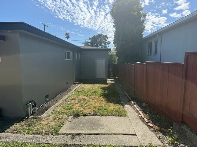 Building Photo - Spacious 3 bedroom, 1.5 bathroom Home in R...