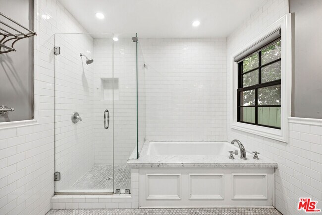 Building Photo - 4316 N Clybourn Ave