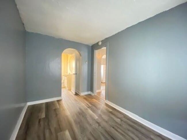 Building Photo - $200 OFF FIRST MONTH RENT -1 Bedroom Single Family Home in Elkhart!