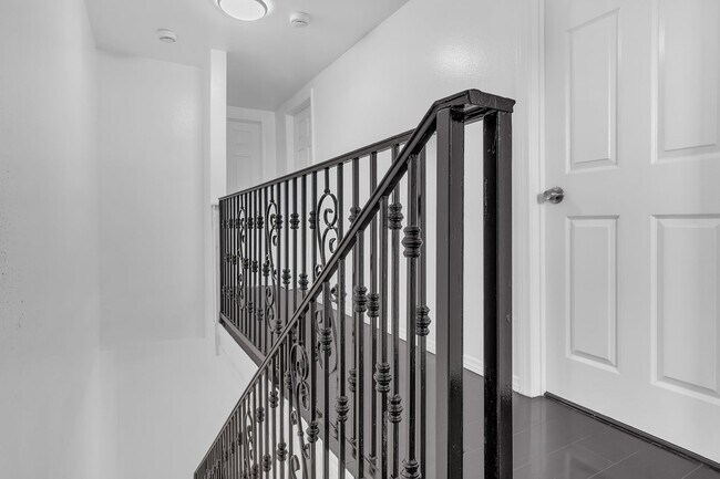 Building Photo - 915 E 91st St