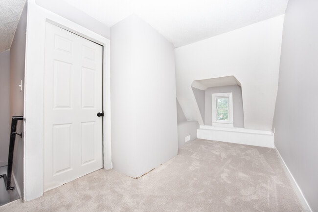 Building Photo - 6 Crescent St