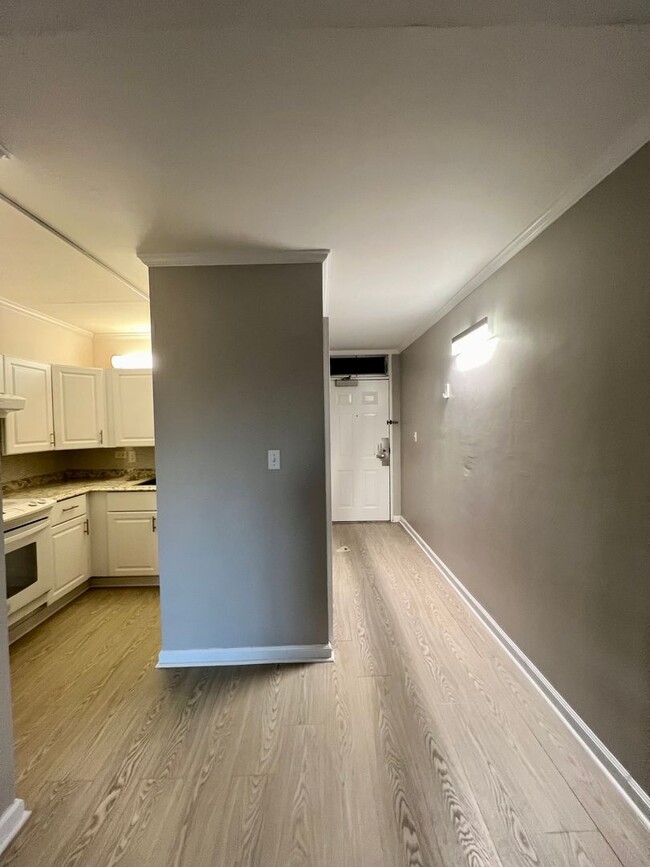 Building Photo - Spacious 1Bed 1Bath 1Parking Stall With La...