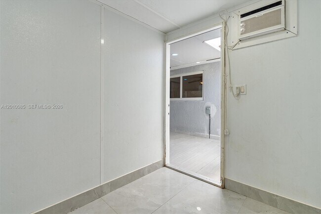 Building Photo - 11465 NW 88th Ct