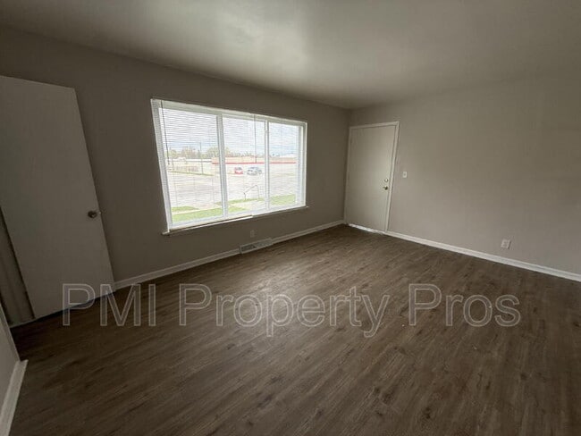 Building Photo - 7701 W Hampton Ave