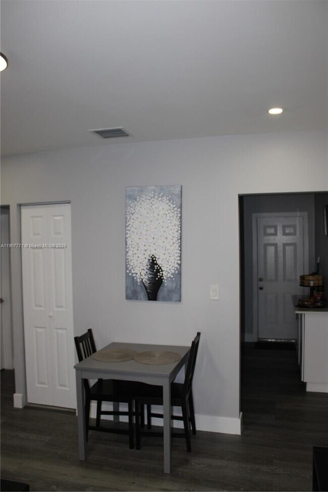 Building Photo - 1016 State St