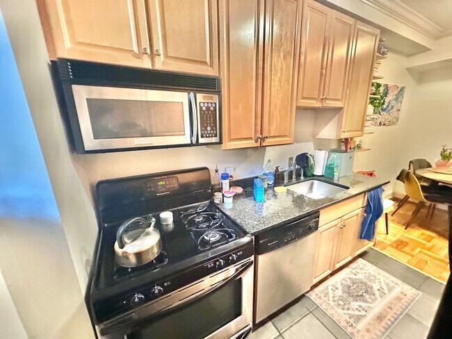 Building Photo - Great Studio in Glover Park/North Georgetown w/Murphy Bed, Walk-In Closet, Eat in Kitchen!