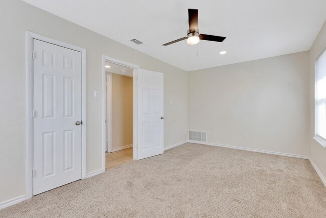 Building Photo - 3704 Travis Ave