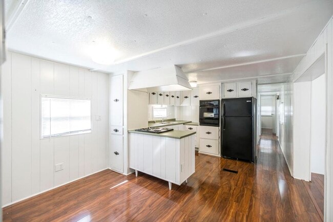 Building Photo - 920 Collins Ave