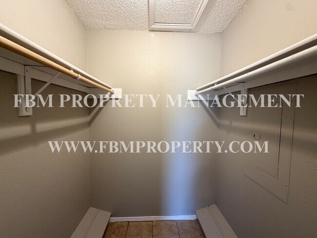 Building Photo - 1401 Old Bardwell Rd