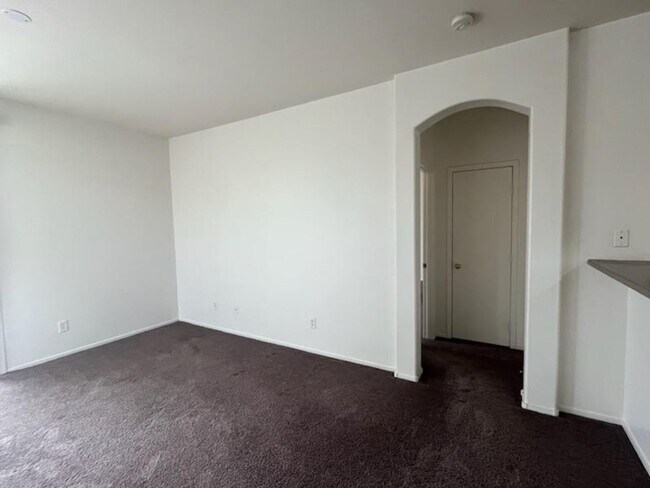 Building Photo - Great single story 3 bedroom house for rent!