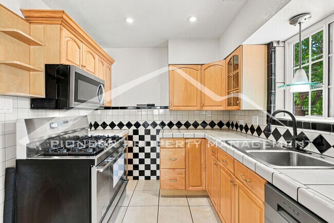 Building Photo - Stunning Home with Washer/Dryer and Gas Grill