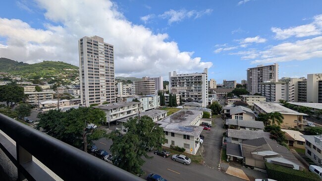 Building Photo - Newly remodeled Large 3 bed/2 bath/2 parking end unit with ocean and city views