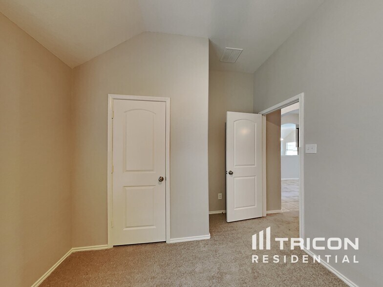 Building Photo - 307 Hawthorn Dr