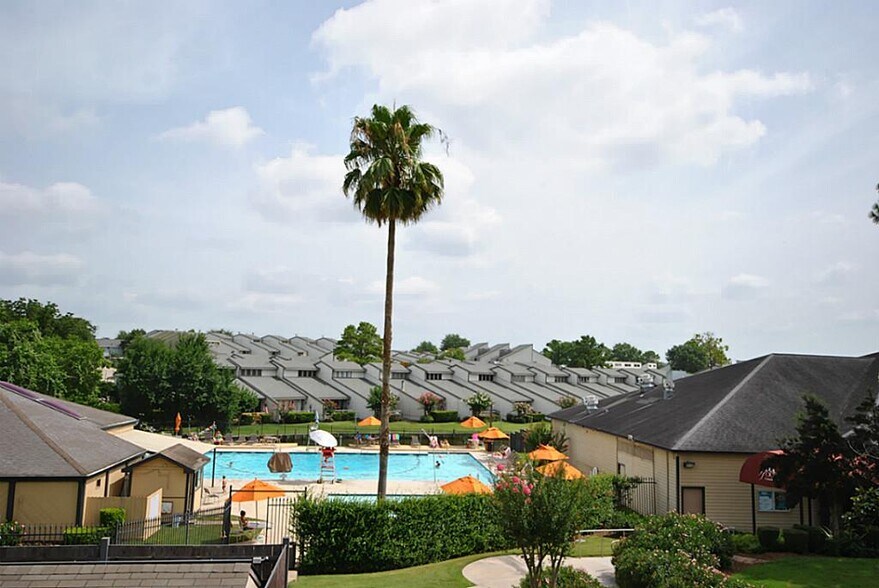 Building Photo - 1406 W April Villa